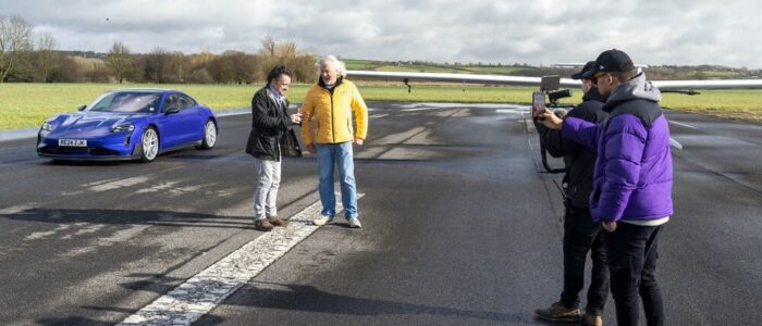 James y Richard hablan mientras les graban.