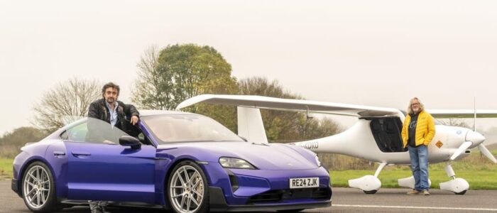 "Richard Hammond está de pie junto a un Porsche Taycan azul con matrícula RE24 ZJK, mientras James May está de pie junto a una avioneta eléctrica blanca con matrícula G-KOKO. Ambos están en una pista de aterrizaje.