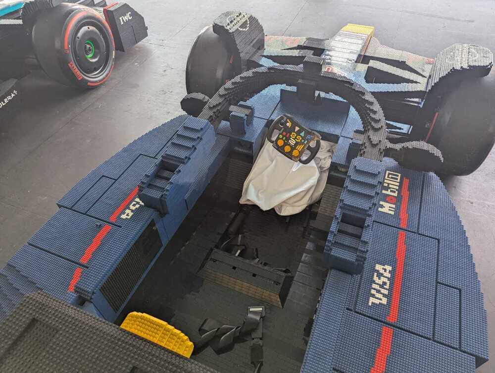 Cockpit de Fórmula 1 de Lego a tamaño real.
