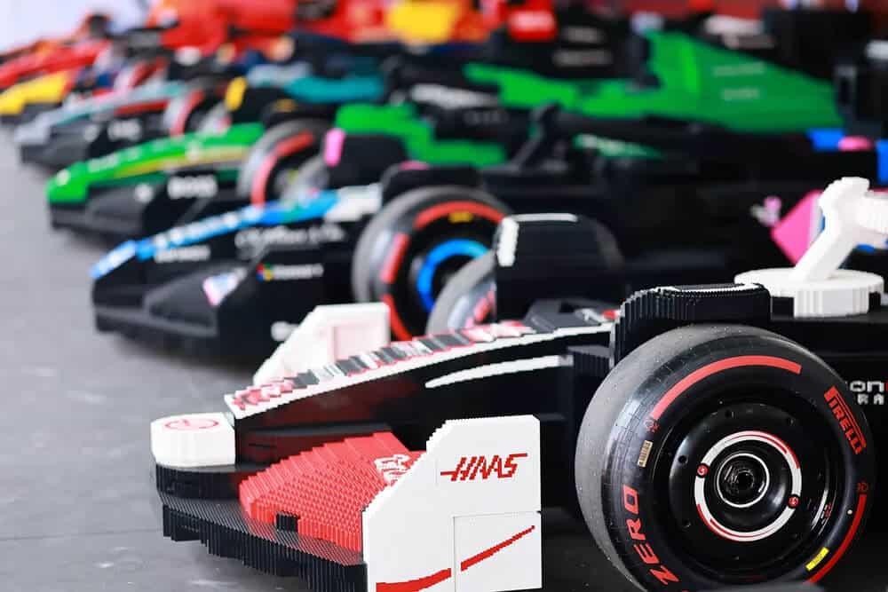 Coches de F1 de LEgo alineados y a tamaño real.