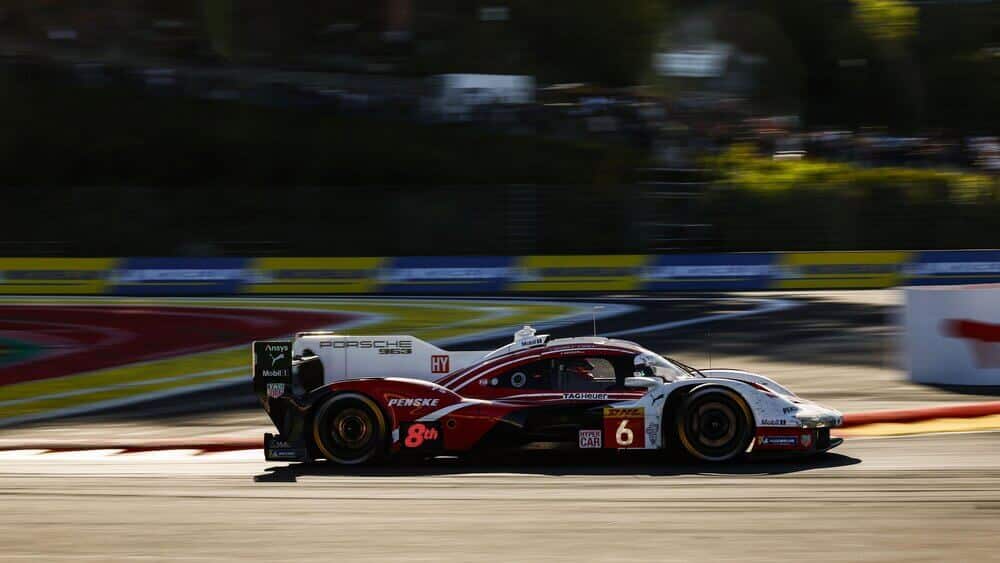 Porsche corriendo, vista lateral.