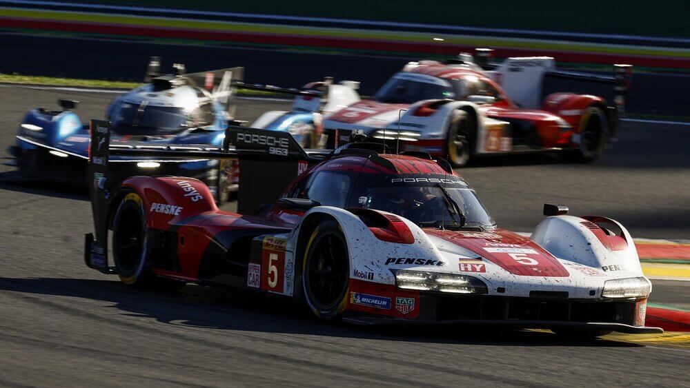 Porsche tomando curva a lo bestia.