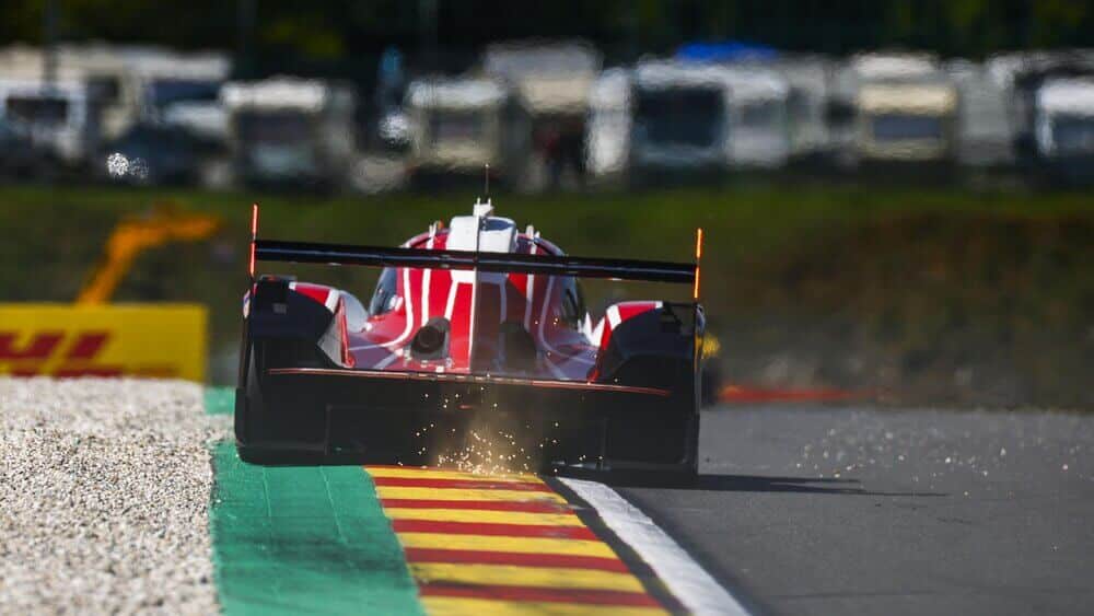 Porsche 963 por detrás.
