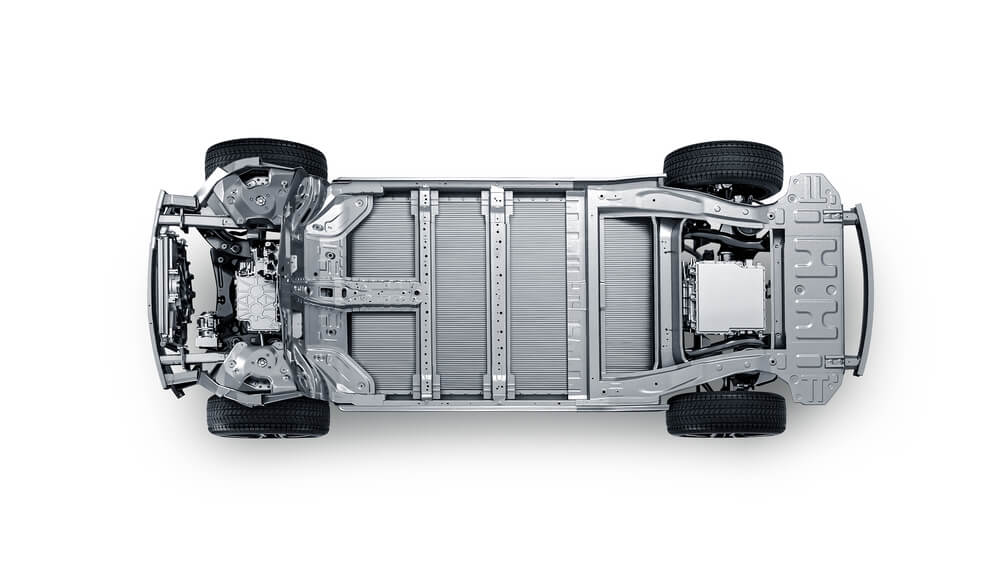 Vista de un vehículo eléctrico BYD, con sus componentes clave organizados en una presentación técnica. Se destacan el motor, la batería, la electrónica de potencia y otros sistemas esenciales para el funcionamiento del automóvil, resaltando la ingeniería avanzada y la integración tecnológica de la marca.