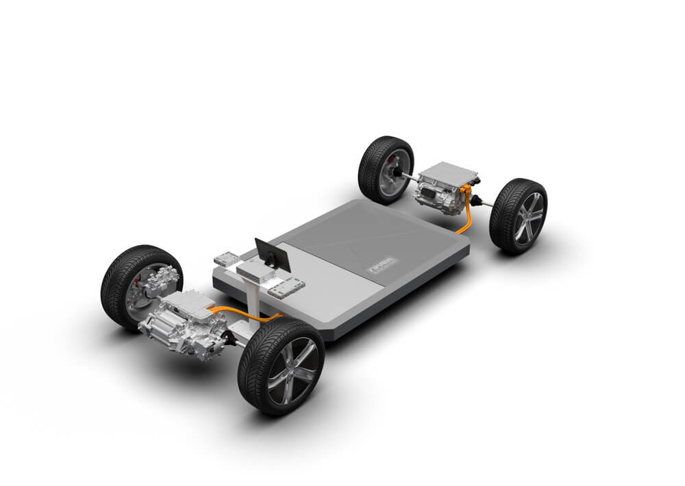 Un coche BYD azul metálico circula por una carretera urbana iluminada. Su diseño es moderno y elegante, con faros afilados y una parrilla distintiva. Al fondo, hay edificios altos y luces de la ciudad, reflejando el dinamismo de la movilidad eléctrica en entornos urbanos.