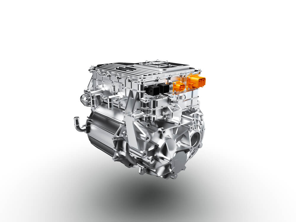 Imagen de un vehículo eléctrico BYD con una vista transparente que permite observar sus componentes internos. Se distinguen las baterías, el motor eléctrico y otros elementos mecánicos como la suspensión y las ruedas, mostrando la disposición y diseño de la tecnología del automóvil.