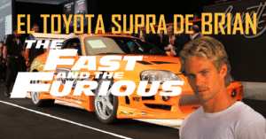 Automóvil deportivo Toyota Supra de color naranja con detalles en negro y una franja blanca en el costado, estacionado en una exhibición. Detrás del automóvil, está Brian O’Conner, interpretado por Paul Walker. Sobre la imagen, hay texto que dice ‘EL TOYOTA SUPRA DE BRIAN’ y ‘THE FAST AND THE FURIOUS’.