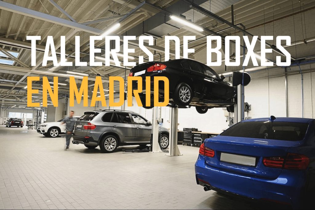 Imagen de un taller de coches con tres vehículos. Un coche negro está elevado en una plataforma de servicio, otro gris está estacionado en el suelo y un tercer coche azul está parcialmente visible a la derecha. El texto grande y amarillo sobreimpreso dice ‘TALLERES DE BOXES EN MADRID’. Este lugar parece ser una opción donde cambiar el aceite del coche uno mismo en Madrid.