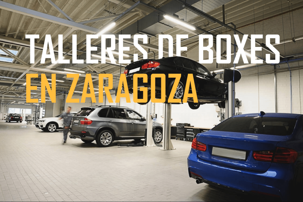 Imagen de un taller de coches con tres vehículos. Un coche negro está elevado en una plataforma de servicio, otro gris está estacionado en el suelo y un tercer coche azul está parcialmente visible a la derecha. El texto grande y amarillo sobreimpreso dice ‘TALLERES DE BOXES EN ZARAGOZA’. Este lugar parece ser una opción donde cambiar el aceite del coche uno mismo en Zaragoza.