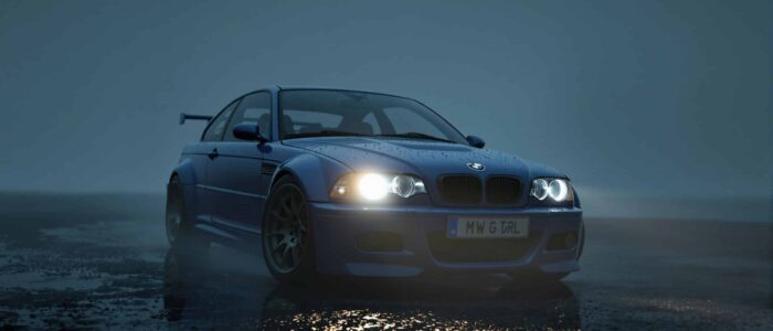 M3 GTR La imagen muestra un BMW M3 GTR, famoso por su aparición en el videojuego "Need for Speed: Most Wanted", estacionado en una superficie mojada con los faros encendidos. El coche tiene un aspecto deportivo con un alerón trasero y llantas de posventa. Hay gotas de agua visibles en la superficie del coche, indicando que ha estado lloviendo. El entorno es brumoso o neblinoso, lo que añade un ambiente dramático y melancólico a la imagen. La matrícula del coche dice "MWG GRL". Esta imagen es interesante porque captura el coche en un escenario visualmente impactante y atmosférico, destacando su diseño y características.