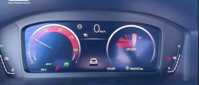 El tablero digital de un Honda Prelude 2026. El tablero muestra varias informaciones, incluyendo: Un velocímetro en el centro que marca 0 km/h. Un medidor de potencia a la izquierda indicando que el vehículo está en modo EV (Vehículo Eléctrico). La temperatura exterior de 10°C. La marcha en 'P' (Park). El odómetro con 006531 km. El modo de conducción configurado en 'SPORT', con la palabra 'SPORT' mostrada varias veces. Varios iconos que indican el estado del vehículo, como un icono de coche verde, un icono de batería y una luz de advertencia a la derecha. La pantalla también muestra un pequeño icono de coche en el centro, probablemente representando el propio vehículo.