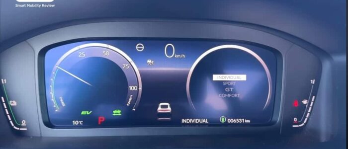 El tablero digital de un Honda Prelude 2026. El tablero muestra varias informaciones, incluyendo: Un velocímetro en el centro que marca 0 km/h. Un medidor de potencia a la izquierda indicando que el vehículo está en modo EV (Vehículo Eléctrico). La temperatura exterior de 10°C. La marcha en 'P' (Park). El odómetro con 006531 km. El modo de conducción configurado en 'INDIVIDUAL', con opciones visibles para 'SPORT', 'GT' y 'COMFORT'. Varios iconos que indican el estado del vehículo, como un icono de coche verde, un icono de batería y una luz de advertencia a la derecha. La pantalla también muestra un pequeño icono de coche en el centro, probablemente representando el propio vehículo.