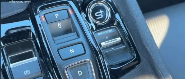 La consola central de un Honda Prelude 2026, enfocándose en el selector de marchas y los controles asociados. El selector de marchas incluye botones para Park (P), Reverse (R), Neutral (N) y Drive (D). A la izquierda, hay un botón para el freno de estacionamiento electrónico (P) y un botón etiquetado como 'BRAKE HOLD'. A la derecha, hay un dial etiquetado como 'S' y un interruptor para seleccionar el modo de conducción, con opciones indicadas por flechas hacia arriba y hacia abajo.