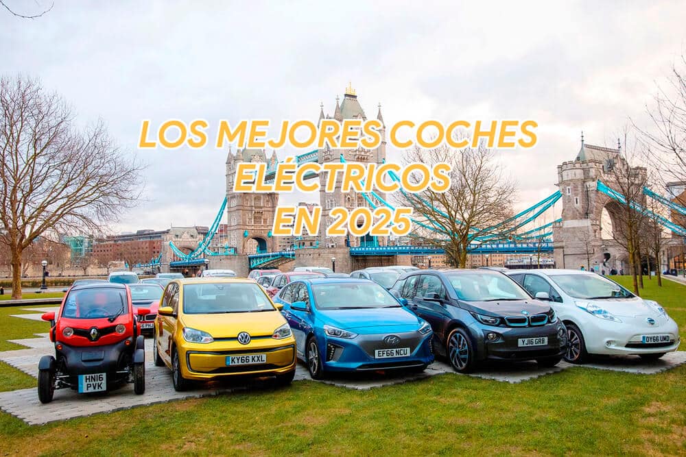 Los mejores coches eléctricos 2025: Una fila de varios coches eléctricos e híbridos estacionados frente al icónico Tower Bridge en Londres. Los autos incluyen un Renault Twizy rojo, un Volkswagen e-Up! amarillo, un Hyundai Ioniq azul, un BMW i3 negro y un Nissan Leaf blanco. El fondo del Tower Bridge añade un contexto cultural e histórico significativo a la imagen, destacando la yuxtaposición de vehículos eléctricos modernos con un monumento histórico. Esta imagen es interesante y relevante ya que muestra la creciente presencia e importancia de los vehículos eléctricos en entornos urbanos, promoviendo la sostenibilidad y la conciencia ambiental.